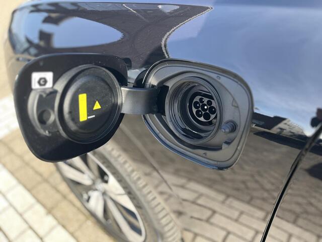 Volvo XC60 T6 Plug-in hybrid AWD Plus Dark | Panoramadak | Trekhaak | Stoelverwarming | Memoryseats |