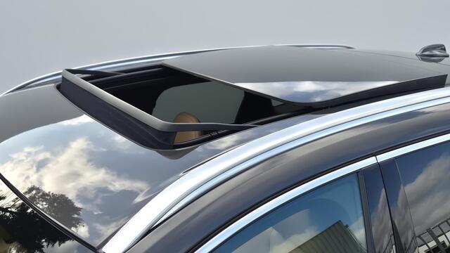 Volvo XC60 2.0 T6 Phev AWD Ultra Bright Panorama Dak - 20" Wielen - Bowers &Wilkins Audio - 360 Cam - Alarm - Climate - Privacy Glass - RC20 Interieur - Power seats met memory - Full led koplampen -Donkere hemel - Massage stoelen