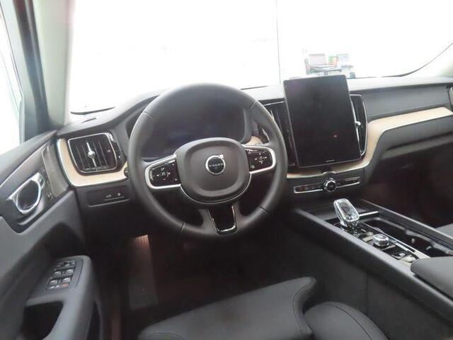 Volvo XC60 2.0 T6 Plug-in hybrid AWD Ultra Dark | Facelift | Luchtvering | Trekhaak | Stoel/stuur verwarming | Adaptieve cruise | Memory stoelen | Harman/Kardon | 360º Camera | Panorama-Schuifdak | BLIS |