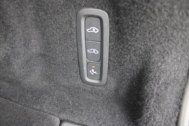 Volvo XC60 T8 Twin Engine AWD Momentum Pro Luchtvering | Schuif/kantel dak | Trekhaak | Verw. Stoel & Stuurwiel | BLIS | H&K audio |