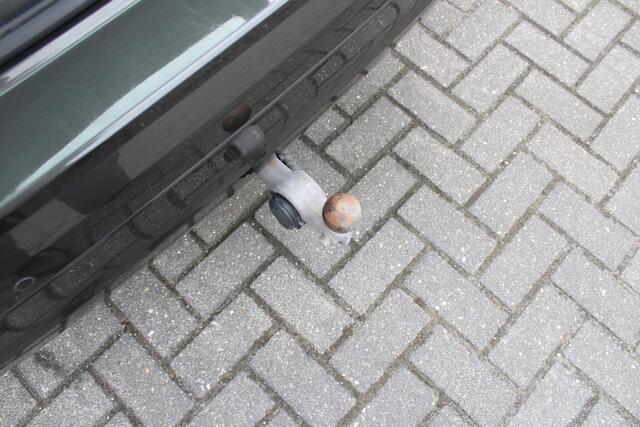 Volvo XC60 T8 Twin Engine AWD Momentum Pro Luchtvering | Schuif/kantel dak | Trekhaak | Verw. Stoel & Stuurwiel | BLIS | H&K audio |