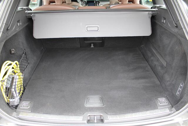 Volvo XC60 T8 Twin Engine AWD Momentum Pro Luchtvering | Schuif/kantel dak | Trekhaak | Verw. Stoel & Stuurwiel | BLIS | H&K audio |