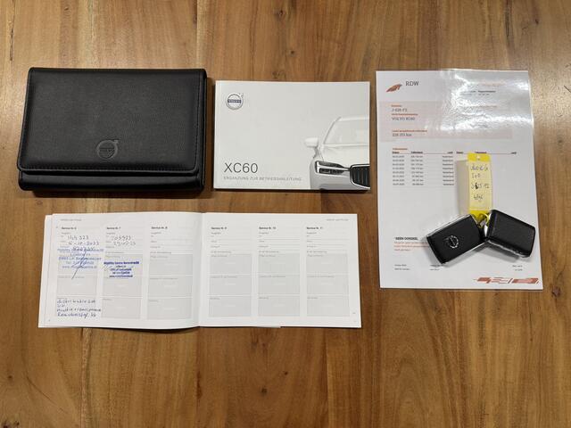 Volvo XC60 2.0 D5 AWD R-Design Panoramadak / Adapt. Cruise / Camera / Elek. Trekhaak / Leder / BLIS / Stoelverwarming / LED / 19'' LMV