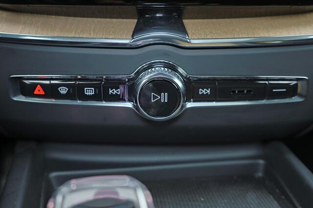 Volvo XC60 T6 Recharge AWD Plus Bright - Panorama/schuifdak - IntelliSafe Assist & Surround - 360º Camera - Harman/Kardon audio - Verwarmde voorstoelen, stuur & achterbank - Parkeersensoren voor & achter - Elektr. bedienb. voorstoelen met geheugen - Head up display 