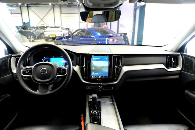 Volvo XC60 2.0 T6 AWD 293kW/399pk Aut8 Ultimate Bright PANORAMADAK + HARMAN/KARDON + PILOT ASSIST + EL.TREKHAAK + GOOGLE MAPS&SERVICES + 360 CAMERA + KEYLESS ENTRY&GO + LANE ASSIST + MATRIX LED + STOEL-&STUURVERWARMING + PARKSENSOREN V&A + 20" LM-VELGEN!!