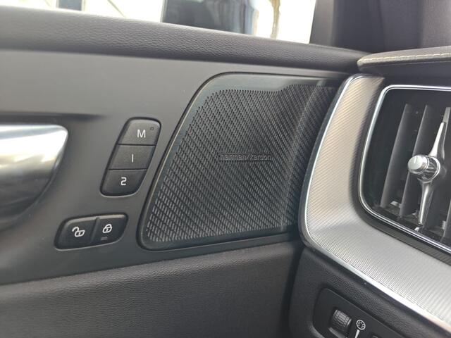 Volvo XC60 Recharge T6 AWD R-Design | Rijklaarprijs | Trekhaak | Pano dak |