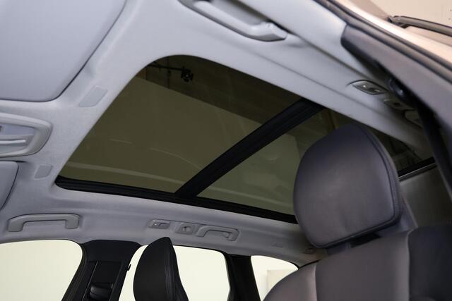 Volvo XC60 T6 Recharge AWD Ultra Dark - Panorama/schuifdak - IntelliSafe Assist & Surround - 360º Camera - Harman/Kardon audio - Adaptieve LED koplampen - Verwarmde voorstoelen, stuur & achterbank - Parkeersensoren voor & achter - Elektr. bedienb. voorstoelen met ge