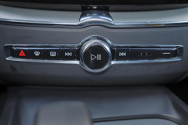 Volvo XC60 T6 Recharge AWD Ultra Dark - Panorama/schuifdak - IntelliSafe Assist & Surround - 360º Camera - Harman/Kardon audio - Adaptieve LED koplampen - Verwarmde voorstoelen, stuur & achterbank - Parkeersensoren voor & achter - Elektr. bedienb. voorstoelen met ge