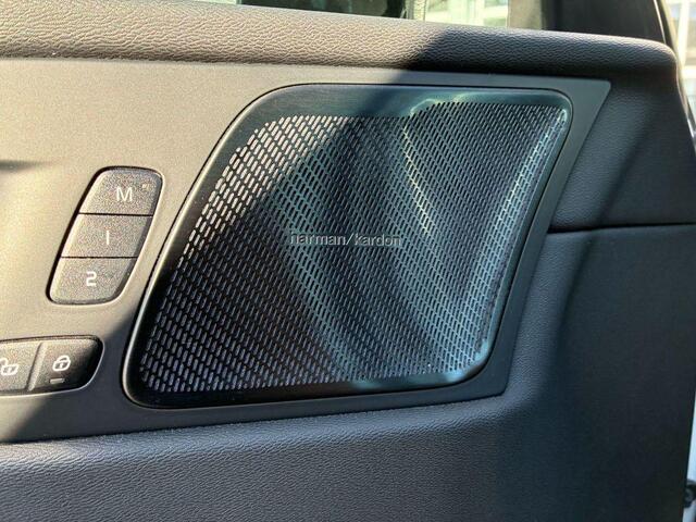 Volvo XC60 2.0 B5 R-Design | Harman Kardon Audio | Panoramadak | Head-up Display | Trekhaak | Achteruitrijcamera | Standkachel | BLIS | Navigatie | Apple Carplay | Android Auto | Sportstoelen | Elektrisch Verstelbare Voorstoelen | Stoelverwarming