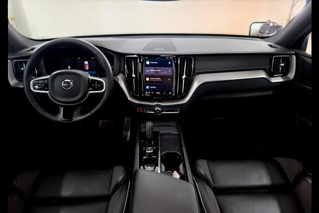 Volvo XC60 2.0 T8 AWD 287kW/390pk Aut8 Plug-in hybrid Ultimate Dark LUCHTVERING + HARMAN/KARDON + PANORAMADAK + EL.TREKHAAK + 360 CAMERA + PILOT ASSIST + HEAD-UP + ADAPT.CRUISE + LANE ASSIST + PARKSENSOREN V&A + 21" LM-VELGEN!!