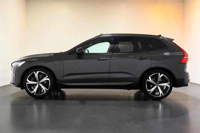 Volvo XC60 2.0 T8 AWD 287kW/390pk Aut8 Plug-in hybrid Ultimate Dark LUCHTVERING + HARMAN/KARDON + PANORAMADAK + EL.TREKHAAK + 360 CAMERA + PILOT ASSIST + HEAD-UP + ADAPT.CRUISE + LANE ASSIST + PARKSENSOREN V&A + 21" LM-VELGEN!!
