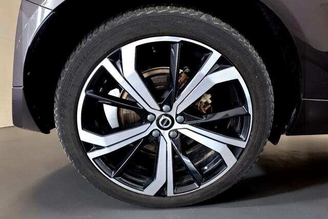 Volvo XC60 2.0 T8 AWD 287kW/390pk Aut8 Plug-in hybrid Ultimate Dark LUCHTVERING + HARMAN/KARDON + PANORAMADAK + EL.TREKHAAK + 360 CAMERA + PILOT ASSIST + HEAD-UP + ADAPT.CRUISE + LANE ASSIST + PARKSENSOREN V&A + 21" LM-VELGEN!!
