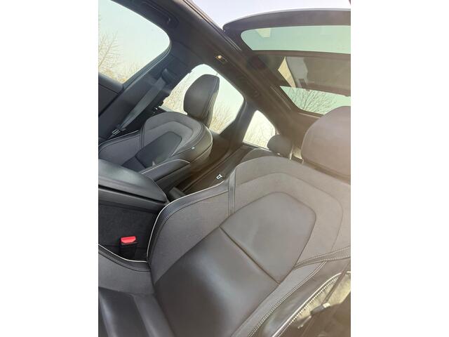 Volvo XC60 Recharge T6 AWD R-Design | Navigatie | Schuif-/Kanteldak | Head-Up Display | 360 Camera | Trekhaak | Adaptieve Cruise Control | Harman Kardon Audio | Stoel-/Stuurverwarming | Gelamineerd Glas Rondom | Park Assist | Memory | Elek. Stoelen | Zitverlenging |