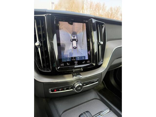 Volvo XC60 Recharge T6 AWD R-Design | Navigatie | Schuif-/Kanteldak | Head-Up Display | 360 Camera | Trekhaak | Adaptieve Cruise Control | Harman Kardon Audio | Stoel-/Stuurverwarming | Gelamineerd Glas Rondom | Park Assist | Memory | Elek. Stoelen | Zitverlenging |