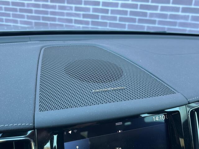 Volvo XC60 2.0 T8 Twin Engine AWD Inscription | Panorama dak | Trekhaak | Head-up display | 360° camera | Harman & Kardon | Adaptieve cruise control |