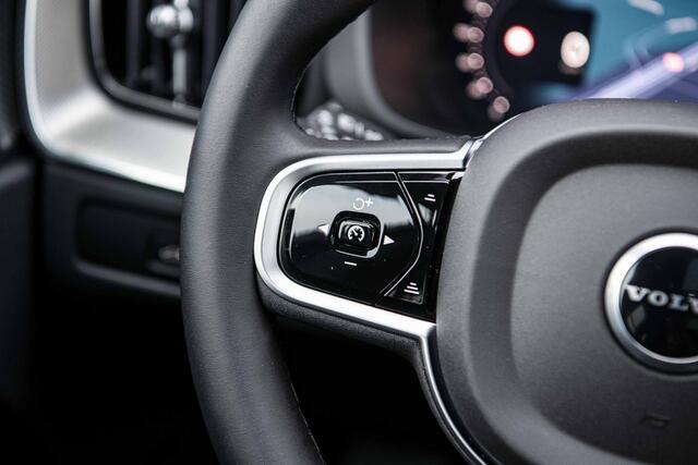 Volvo XC60 2.0 T6 Plug-in hybrid AWD Ultra Black Edition | Trekhaak | Harman Kardon Audio | Head-up Display | 360 Graden Camera | Panoramadak | Lichtmetalen Velgen 21 inch | Elektrisch Verstelbare Voorstoelen | Keyless Entry | BLIS