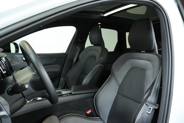 Volvo XC60 B5 Plus Dark | Semi Electrische Bedienbare Trekhaak | 1ste Eigenaar | Harman Kardon Premium Audio | Panoramadak | 20'' Lichtmetalen velgen | Elektrisch glazen schuifdak | Parkeercamera | Parkeersensoren voor + achter | Nappa Lederen bekleding |