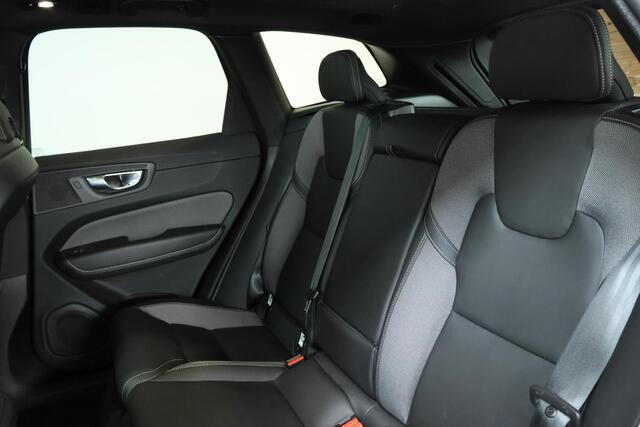 Volvo XC60 B5 Plus Dark | Semi Electrische Bedienbare Trekhaak | 1ste Eigenaar | Harman Kardon Premium Audio | Panoramadak | 20'' Lichtmetalen velgen | Elektrisch glazen schuifdak | Parkeercamera | Parkeersensoren voor + achter | Nappa Lederen bekleding |