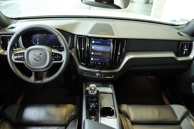 Volvo XC60 B5 Plus Dark | Semi Electrische Bedienbare Trekhaak | 1ste Eigenaar | Harman Kardon Premium Audio | Panoramadak | 20'' Lichtmetalen velgen | Elektrisch glazen schuifdak | Parkeercamera | Parkeersensoren voor + achter | Nappa Lederen bekleding |