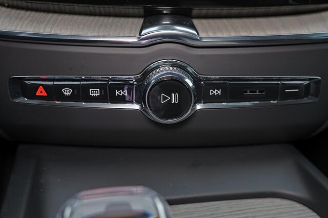 Volvo XC60 T8 Recharge AWD Ultra Dark - Luchtvering - Panorama/schuifdak - IntelliSafe Assist & Surround - 360º Camera - Bowers & Wilkins audio - Adaptieve LED koplampen - Verwarmde voorstoelen, stuur & achterbank - Parkeersensoren voor & achter - Elektr. bedienb. v