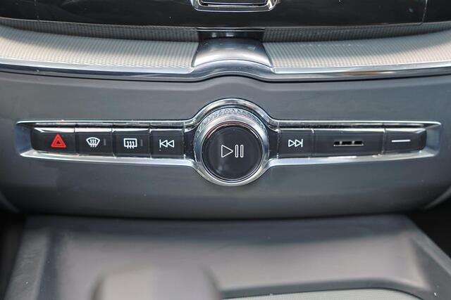 Volvo XC60 T6 Recharge AWD Ultra Bright - Panorama/schuifdak - IntelliSafe Assist & Surround - 360º Camera - Harman/Kardon audio - Adaptieve LED koplampen - Verwarmde voorstoelen, stuur & achterbank - Parkeersensoren voor & achter - Elektr. bedienb. voorstoelen met 