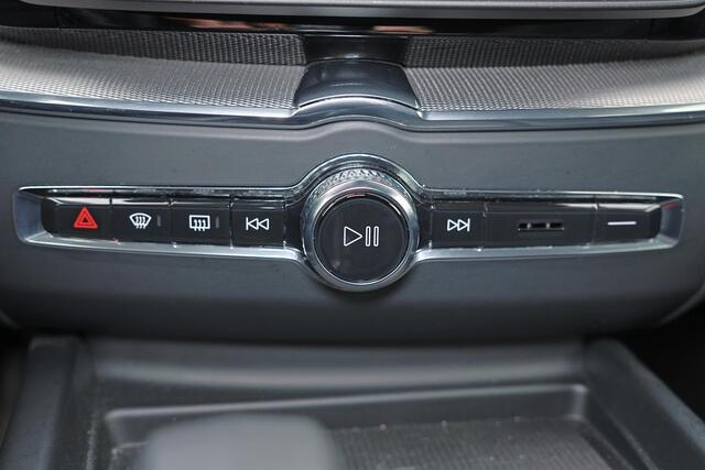 Volvo XC60 T6 Recharge AWD Core Bright - IntelliSafe Assist & Surround - Parkeercamera achter - Verwarmde voorstoelen, stuur & achterbank - Parkeersensoren voor & achter - Draadloze tel. lader - High Performance audio - Extra getint glas - 18' LMV