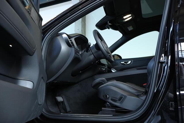 Volvo XC60 T6 Automaat Plug-in hybrid AWD Plus Black Edition | Luchtvering | Head-Up Display | Schuif/Kantel-Panoramadak | Harman Kardon Premium Audio | 21 inch Lichtmetalen Wielen | Volvo Guard Alarm |