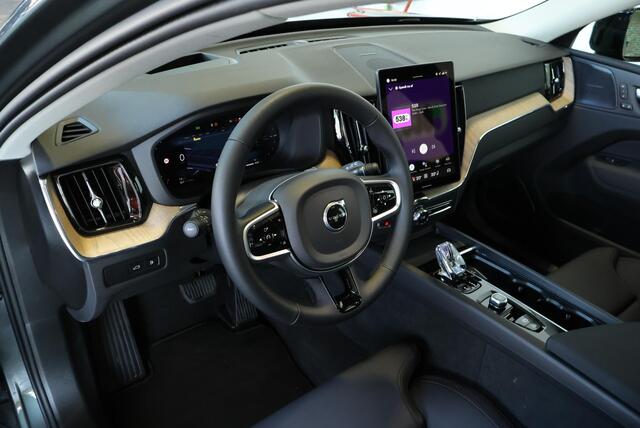 Volvo XC60 T6 Plug-in hybrid AWD Plus | Verwarmbare voorstoelen | Verwarmbaar stuurwiel | Verwarmbare achterbank | Panoramadak | Rondom zichtcamera | 20 inch Lichtmetalen velgen | Alarmklasse 3