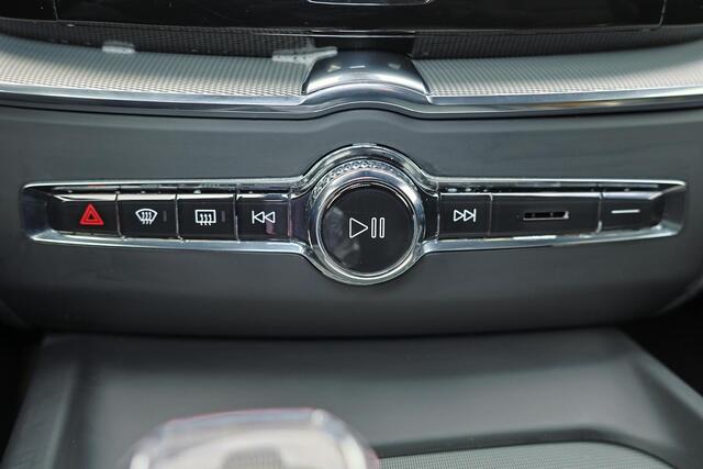 Volvo XC60 T6 Recharge AWD Ultra Black Edition - Panorama/schuifdak - IntelliSafe Assist & Surround - 360º Camera - Bowers & Wilkins audio - Adaptieve LED koplampen - Verwarmde voorstoelen, stuur & achterbank - Parkeersensoren voor & achter - Elektr. bedienb. voorst