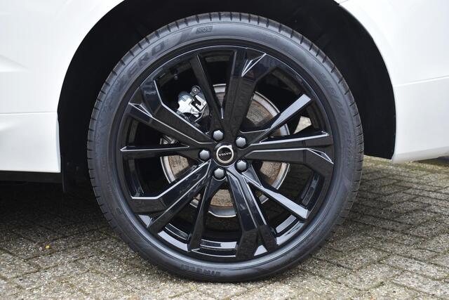 Volvo XC60 T6 Plug-in hybrid AWD Plus Black Edition | Panoramadak | Verwarmbare voorstoelen en achterbank | 360 graden camera | Premium audio by Harman Kardon | Elektrische achterklep | Adaptieve cruise control | BLIS | Head Up Display | Volvo Guard Alarm | Google N