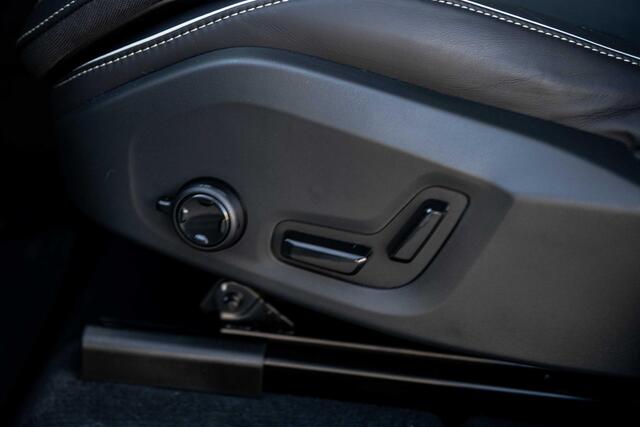 Volvo XC60 2.0 T6 Plug-in hybrid AWD Plus Dark | PHEV | 360 Graden Camera | Panoramadak | Harman Kardon Audio | Sportstoelen | Elektrisch Verstelbare Voorstoelen | BLIS | Navigatie | Apple Carplay | Android Auto