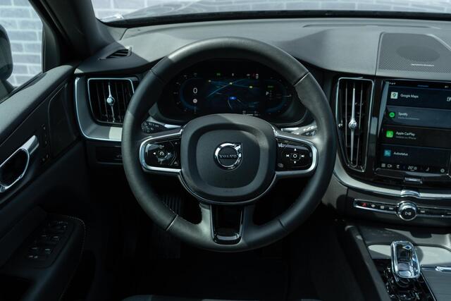 Volvo XC60 2.0 T8 Plug-in hybrid AWD Plus Black Edition | Adaptieve Cruise Control | Panoramadak | Harman Kardon Audio | Stoel-/Stuur-/Voorruitverwarming | Dodehoek Detectie | 360° Parkeercamera |