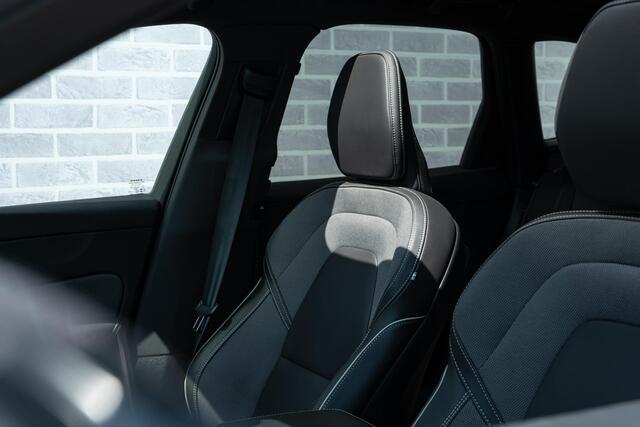 Volvo XC60 2.0 T8 Plug-in hybrid AWD Plus Black Edition | Adaptieve Cruise Control | Panoramadak | Harman Kardon Audio | Stoel-/Stuur-/Voorruitverwarming | Dodehoek Detectie | 360° Parkeercamera |