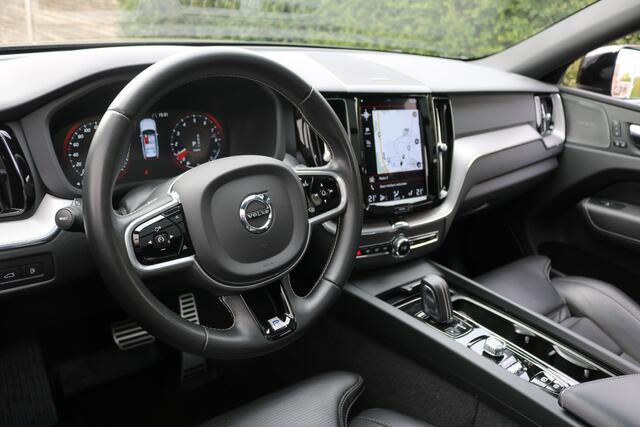 Volvo XC60 2.0 T8 Twin Engine AWD R-Design (Pano Sportleder/Memory/Ventilatie/Massage Carplay Navi/360Camera Blis HarmanKardon Standkachel Full-Led PrivacyGlass)
