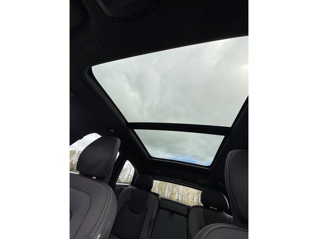 Volvo XC60 2.0 T8 Plug-in hybrid AWD R-Design | Long Range | Trekhaak | Elektrisch verstelbare bestuurders stoel | Panorama dak | 21" velgen | Adaptieve Cruis control | Harman & Kardon | Stoel/stuur verwarming | Achterbank verwarming | Camera |