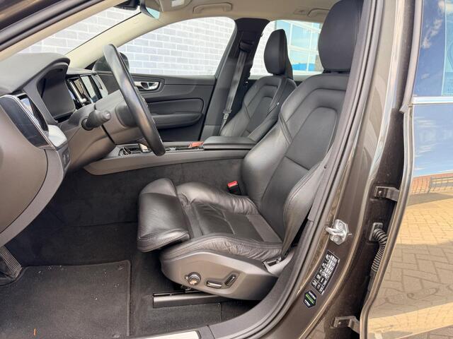 Volvo XC60 2.0 B5 Momentum Pro | Trekhaak | Achteruitrijcamera | Parkeerverwarming | Lederen Sportstoelen | Keyless Entry | Navigatie | Apple Carplay | Android Auto | Stoelverwarming voor en achter
