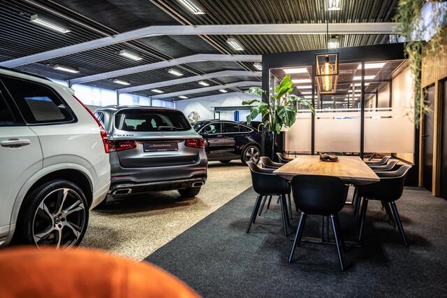Volvo XC60 2.0 T8 Plug-in AWD Ultra Black Edition Trekhaak | Bowers & Wilkins | Massage | Open dak | Stoel ventilatie | Stoel-/stuurverwarming | Head-up | 360 camera | *455PK*
