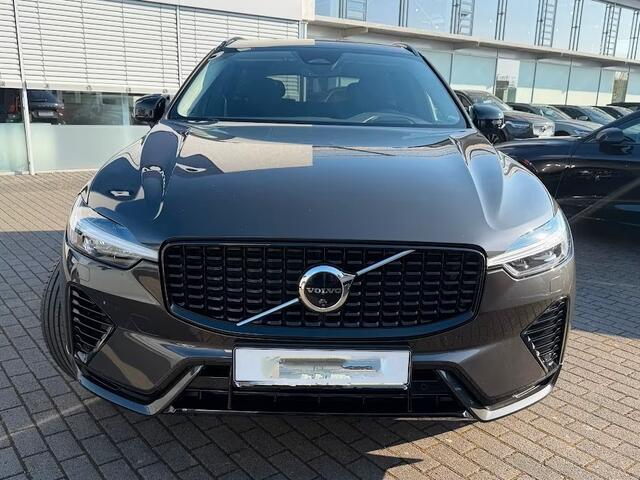 Volvo XC60 2.0 T8 Plug-in hybrid AWD Plus Dark (335kW/455PK) LUCHTV, PANO, ACC, HuD, 21-inch LMV ** Ex VOLVO - 26k Onder NP ** ** INFORMEER OOK NAAR ONZE AANTREKKELIJKE FINANCIAL-LEASE TARIEVEN **