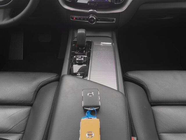 Volvo XC60 2.0 T6 Plug-in hybrid AWD Ultimate Dark | PANO | 360° | ADAPTIVE | H&K | LUCHTVERING | STOEL- EN STUURVERW. | TREKHAAK