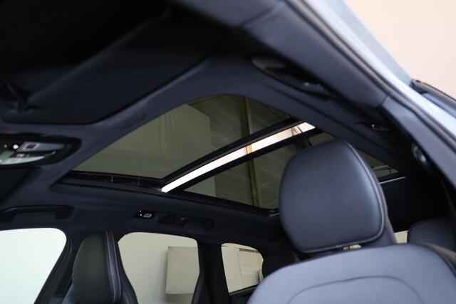 Volvo XC60 T6 Recharge AWD Plus Black Edition - Panorama/schuifdak - IntelliSafe Assist & Surround - 360º Camera - Harman/Kardon audio - Adaptieve LED koplampen - Verwarmde voorstoelen, stuur & achterbank - Parkeersensoren voor & achter - Head up display - Extra get