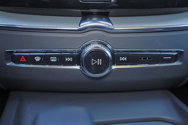 Volvo XC60 T6 Recharge AWD Plus Bright - Panorama/schuifdak - IntelliSafe Assist & Surround - 360º Camera - Harman/Kardon audio - Adaptieve LED koplampen - Verwarmde voorstoelen, stuur & achterbank - Parkeersensoren voor & achter - Elektr. bedienb. voorstoelen met g