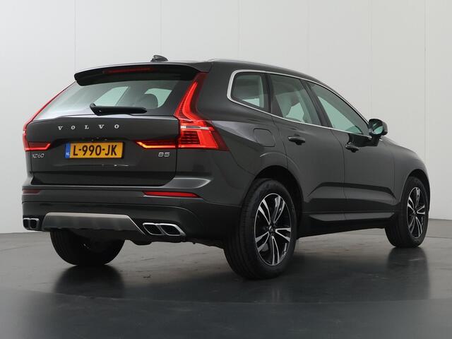 Volvo XC60 2.0 B5 Momentum Exclusive | Panoramadak | Elektrisch verstelbare Comfortstoelen + Geheugen | Navigatie | 360 Camera | DAB | Apple CarPlay/Android Auto | LED | Adaptieve Cruise Control | Ele. kofferdeksel | Harman/Kardon | Ele.wegklapbare trekhaak |