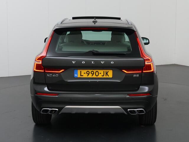 Volvo XC60 2.0 B5 Momentum Exclusive | Panoramadak | Elektrisch verstelbare Comfortstoelen + Geheugen | Navigatie | 360 Camera | DAB | Apple CarPlay/Android Auto | LED | Adaptieve Cruise Control | Ele. kofferdeksel | Harman/Kardon | Ele.wegklapbare trekhaak |