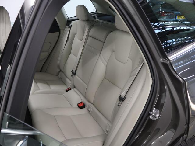 Volvo XC60 2.0 B5 Momentum Exclusive | Panoramadak | Elektrisch verstelbare Comfortstoelen + Geheugen | Navigatie | 360 Camera | DAB | Apple CarPlay/Android Auto | LED | Adaptieve Cruise Control | Ele. kofferdeksel | Harman/Kardon | Ele.wegklapbare trekhaak |