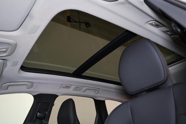 Volvo XC60 T6 Recharge AWD Plus Dark - Luchtvering - Panorama/schuifdak - IntelliSafe Assist & Surround - 360º Camera - Harman/Kardon audio - Adaptieve LED koplampen - Verwarmde voorstoelen, stuur & achterbank - Parkeersensoren voor & achter - Elektr. bedienb. voors