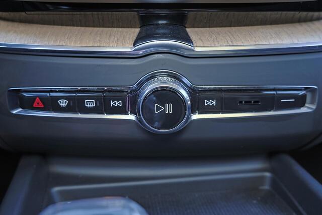 Volvo XC60 T6 Recharge AWD Plus Dark - Luchtvering - Panorama/schuifdak - IntelliSafe Assist & Surround - 360º Camera - Harman/Kardon audio - Adaptieve LED koplampen - Verwarmde voorstoelen, stuur & achterbank - Parkeersensoren voor & achter - Elektr. bedienb. voors