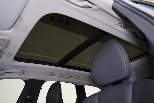 Volvo XC60 T6 Recharge AWD Plus Dark - Panorama/schuifdak - IntelliSafe Assist & Surround - 360º Camera - Verwarmde voorstoelen, stuur & achterbank - Parkeersensoren voor & achter - Elektr. bedienb. voorstoelen met geheugen - Draadloze tel. lader - Inklapbare trekha