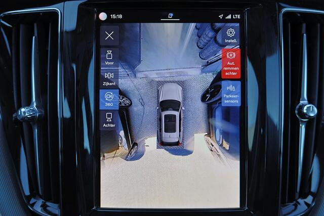 Volvo XC60 T6 Recharge AWD Plus Dark - Panorama/schuifdak - IntelliSafe Assist & Surround - 360º Camera - Verwarmde voorstoelen, stuur & achterbank - Parkeersensoren voor & achter - Elektr. bedienb. voorstoelen met geheugen - Draadloze tel. lader - Inklapbare trekha