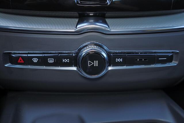 Volvo XC60 T6 Recharge AWD Plus Dark - Panorama/schuifdak - IntelliSafe Assist & Surround - 360º Camera - Verwarmde voorstoelen, stuur & achterbank - Parkeersensoren voor & achter - Elektr. bedienb. voorstoelen met geheugen - Draadloze tel. lader - Inklapbare trekha