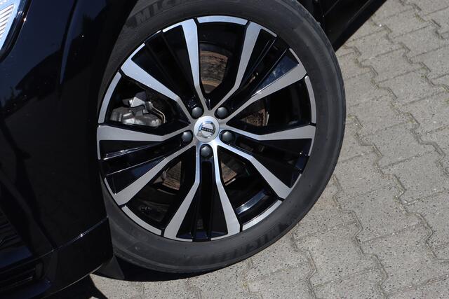 Volvo XC60 2.0 T6 Plug-in hybrid AWD Ultimate Dark | Trekhaak | Pano | Camera |